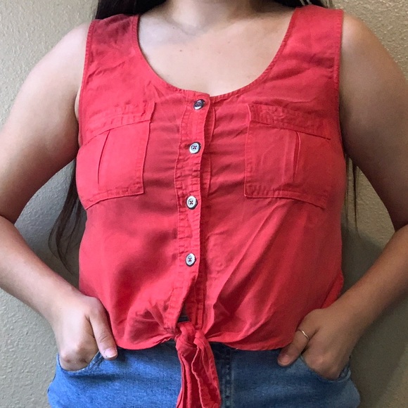 Red tank top with a tie at the bottom - Picture 4 of 4